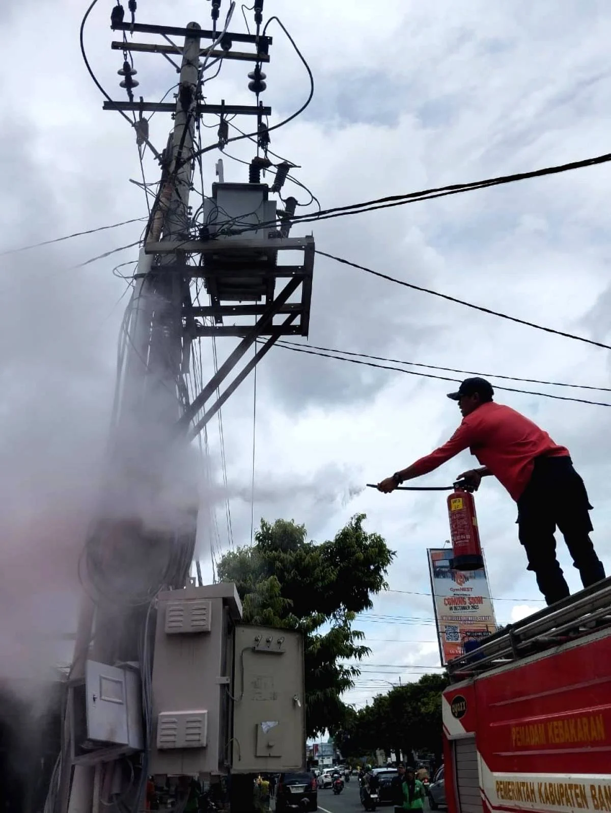 Kebakaran Melanda: Empat Kios Dekat Trafo Listrik di Gayamsari Terbakar