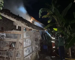 Kebakaran Menghancurkan Rumah dan 2 Gudang di Kalibanteng Kulon, Kerugian Capai Rp100 Juta