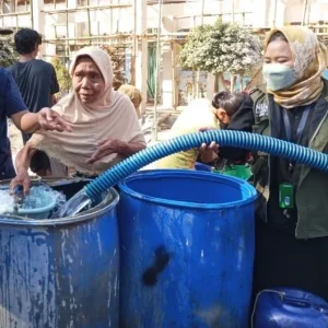 PTPN I Regional 3 Salurkan 132 Ribu Liter Air Bersih untuk Warga Pulosari di Tengah Kekeringan